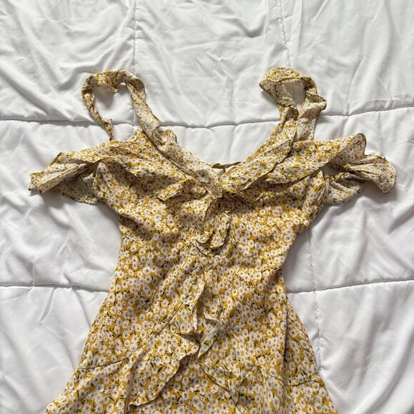 NWT Womens Size 6 Yellow Floral Mini Dress Off Shoulders Sundress Summer Travel - Picture 2 of 8